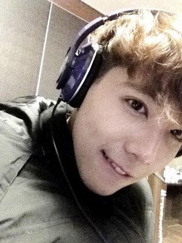 jonnajjangsem's tweet photo. 나한테 눈 감으면 보이는 이홍기는 아직도 이런 사람인데
눈 뜨면 갤럭시폴드 쓰고 이상한 폰트로 스토리 바느질이나 하는 아저씨가 있다는게 믿기지가 않았던거같애.. :) https://t.co/7xxzdBzM4e