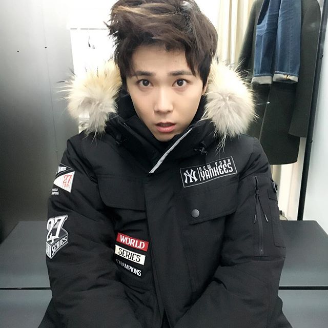 jonnajjangsem's tweet photo. 나한테 눈 감으면 보이는 이홍기는 아직도 이런 사람인데
눈 뜨면 갤럭시폴드 쓰고 이상한 폰트로 스토리 바느질이나 하는 아저씨가 있다는게 믿기지가 않았던거같애.. :) https://t.co/7xxzdBzM4e