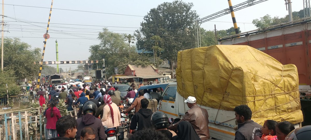 आदरणीय DRM,GM,RAILअधिकारी,
साहब रोजमर्रा ओर जिल्लत की जिंदगी सरिया वासियों को जीने पर गंदी व्यवस्था के कारण मजबूर है लोग घण्टो खड़े हो रहे हैं और आपके सिस्टम को कोष रहे हैं ,यदि 2-4 कॉन्स्टेबल आपके पास हो तो सुरक्षा के लिए भेज दें,आपका आभारी रहेंगे <a href="/ECRlyHJP/">East Central Railway</a> <a href="/drmdhnecr/">DHANBAD DIVISION</a> <a href="/GM_ECRly/">GM/ECR</a>