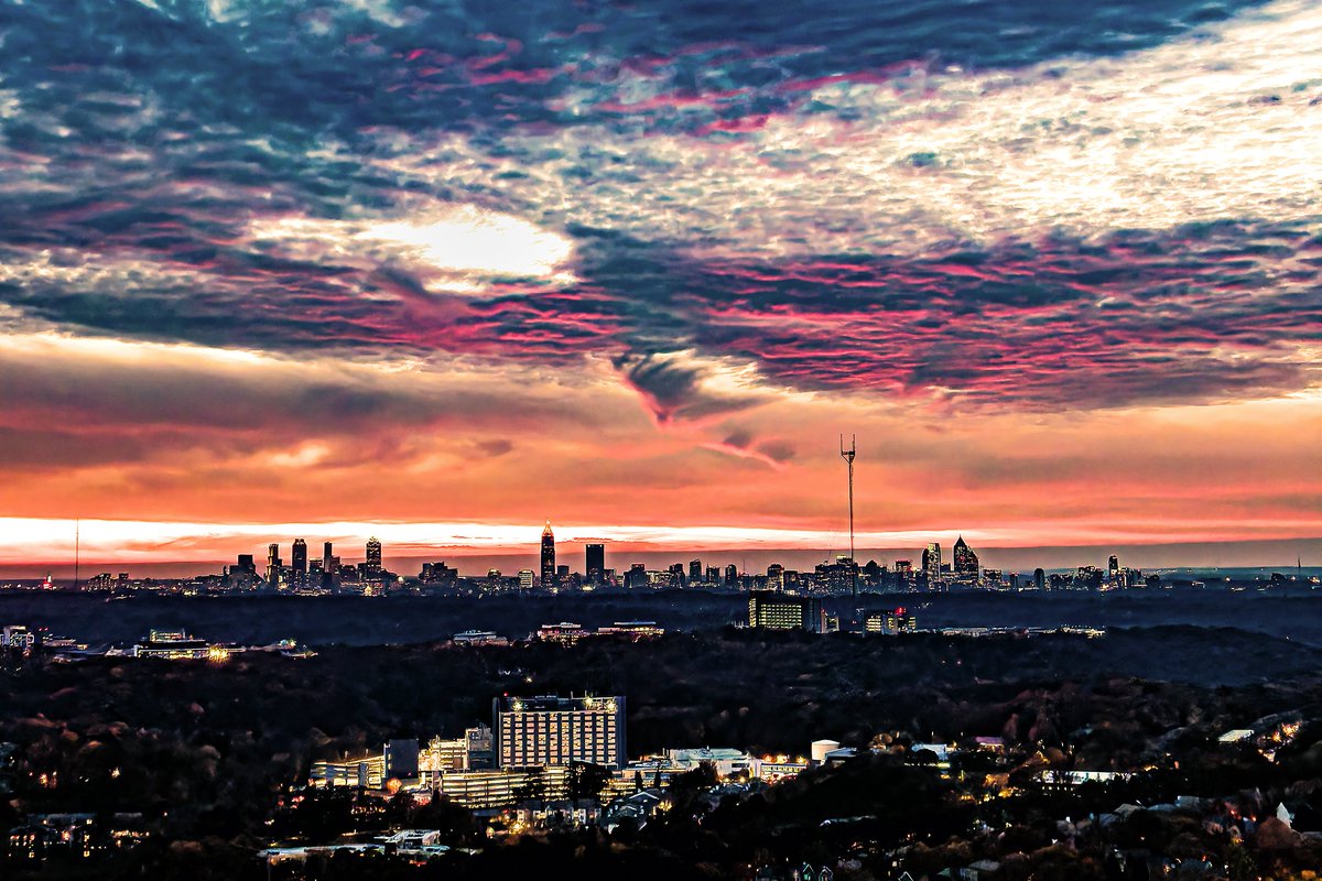 StuOstro's tweet image. Still have enough energy to launch the #drone and get a view of the #Thanksgiving2024 eve #sunset over the #Atlanta skyline