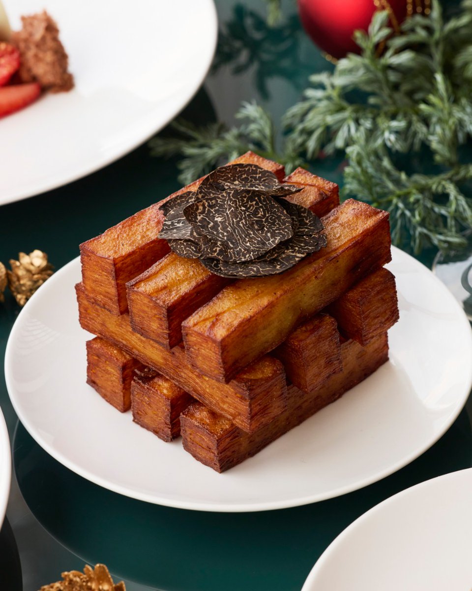 FSTokyo's tweet image. 2025年ミシュランガイド東京掲載のフレンチビストロが贈る、特別な一日を華やかに彩るフレンチコース7品🌟 

期間: 2024年12月24日(火)、25日(水)、31日(火) 
料金: 35,000円（税サ込み）　
予約: オンラインbit.ly/3CWb0KPまたは 03-5222-7228

#クリスマスディナー #丸の内ディナー