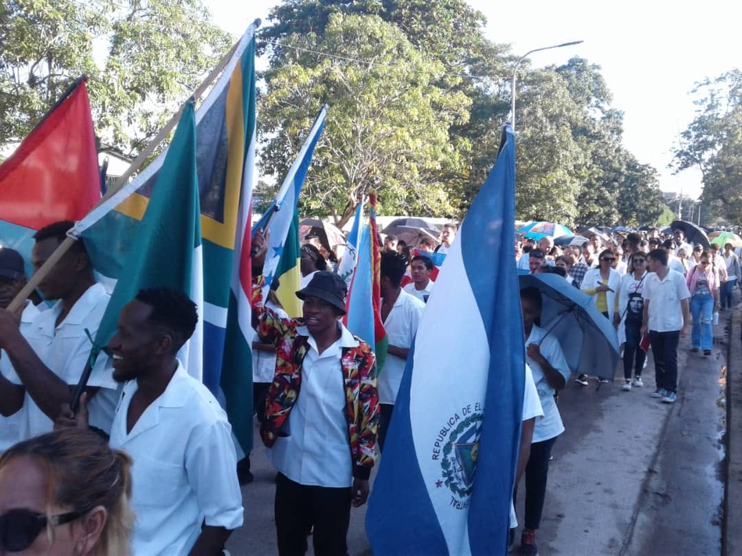 ucmvccu's tweet photo. Hoy, 27 de noviembre, honramos la memoria de aquellos jóvenes estudiantes de medicina que fueron asesinados injustamente por el colonialismo español. Su sacrificio no fue en vano.
En la Universidad de Ciencias Médicas de Villa Clara, miles de corazones se unen en un compromiso renovado: servir a nuestro pueblo con humildad y amor.
¡Cuba sigue vibrando con la fuerza de su legado!
@MINSAPCuba @CalixtoOrozco @medica_clara
#Memoria #Compromiso #CienciasMédicas
