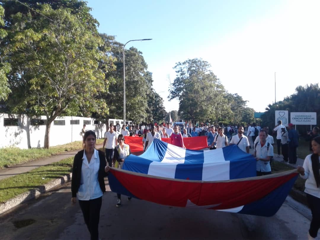 ucmvccu's tweet photo. Hoy, 27 de noviembre, honramos la memoria de aquellos jóvenes estudiantes de medicina que fueron asesinados injustamente por el colonialismo español. Su sacrificio no fue en vano.
En la Universidad de Ciencias Médicas de Villa Clara, miles de corazones se unen en un compromiso renovado: servir a nuestro pueblo con humildad y amor.
¡Cuba sigue vibrando con la fuerza de su legado!
@MINSAPCuba @CalixtoOrozco @medica_clara
#Memoria #Compromiso #CienciasMédicas