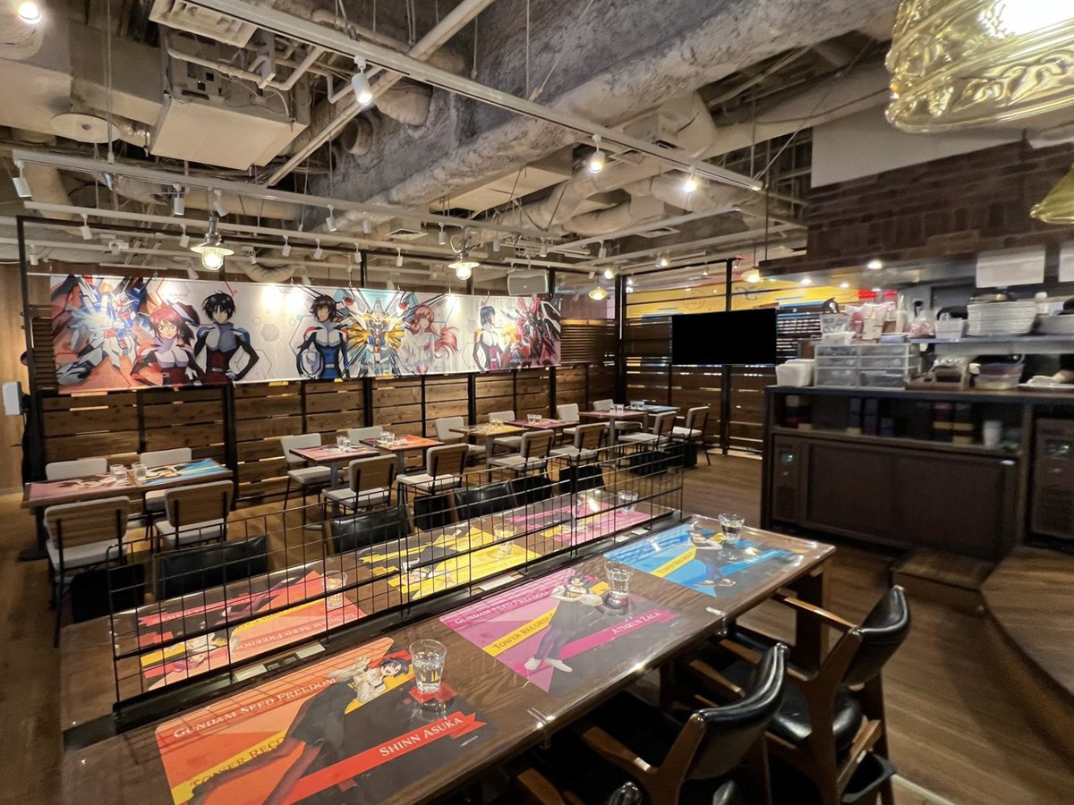 yoshi115t's tweet photo. 『機動戦士ガンダムSEED FREEDOM×TOWER RECORDS CAFE』
本日10:30にオープンしました。
ここ独特のルールもあるり、90分という限られた時間の中では堪能し切れない人もいるのでは無いかと心配。

画面の映像は撮影禁止です。
（これらの写真は一瞬の暗転時に撮影）

食事と会計(に付随したグッズ購入)は同時進行。
そして、自由に歩き回って撮影して良いのは会計が終わった人。
その会計は入店時の生理番号順です。
予約時に発行されたナンバーは席番号でしかないので、来店した順に生理番号が振られます。

各テーブルにはキャラ6人のイラストが2種ずつ使用されており全12種の絵柄があります。

なかなかのハードモードでした。

店内の詳細や、メニューの写真は夜にでもツイート出来ればと思っています。