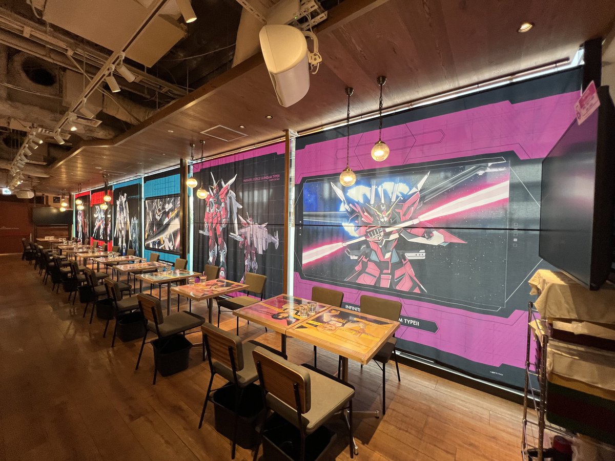 yoshi115t's tweet photo. 『機動戦士ガンダムSEED FREEDOM×TOWER RECORDS CAFE』
本日10:30にオープンしました。
ここ独特のルールもあるり、90分という限られた時間の中では堪能し切れない人もいるのでは無いかと心配。

画面の映像は撮影禁止です。
（これらの写真は一瞬の暗転時に撮影）

食事と会計(に付随したグッズ購入)は同時進行。
そして、自由に歩き回って撮影して良いのは会計が終わった人。
その会計は入店時の生理番号順です。
予約時に発行されたナンバーは席番号でしかないので、来店した順に生理番号が振られます。

各テーブルにはキャラ6人のイラストが2種ずつ使用されており全12種の絵柄があります。

なかなかのハードモードでした。

店内の詳細や、メニューの写真は夜にでもツイート出来ればと思っています。
