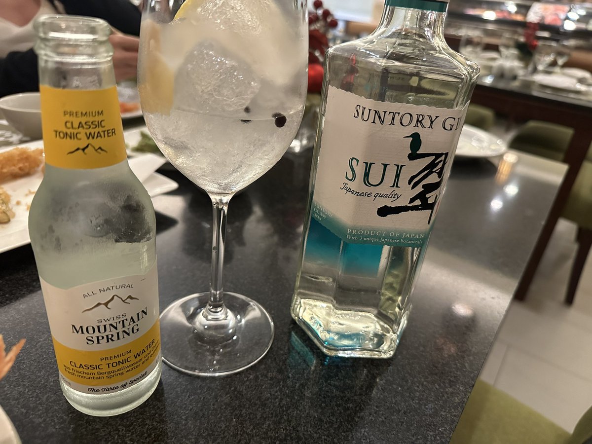 So I’m going back and forth on whether or not to add more $SUI on the pullback and I kid you not, I order a Gin and Tonic and this is brought to the table..