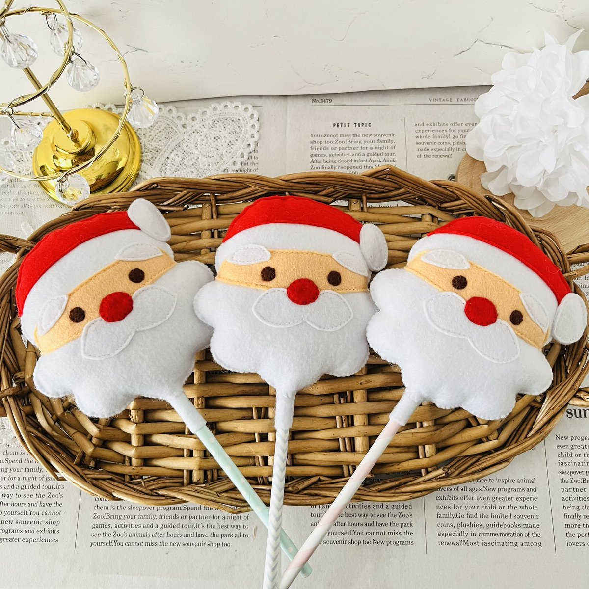 サンタさん

<a href="/sodacafe_felt/">soda cafe felt</a> さんの型紙を使用してます

飾っても、遊んでも、写真撮影の小物としても使えます

大きさは持つところを含めて20センチくらいです