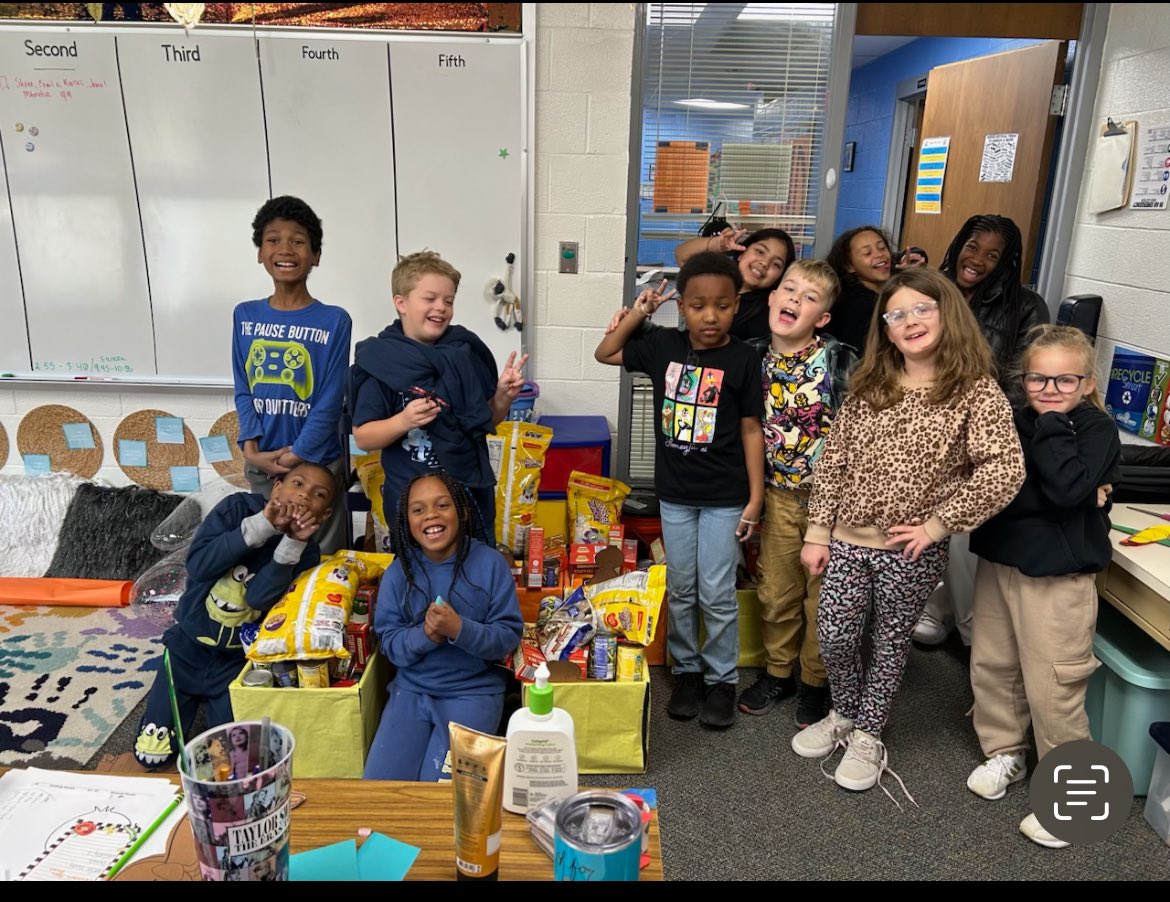 doyourclasswork's tweet photo. shout out to our @MalcolmMustangs Kindness Squad and Random Acts of Kindness Club for helping our families during the Holiday! #KindnessMatters @CCPS_PPWsRock https://t.co/bqk3YNiIZG