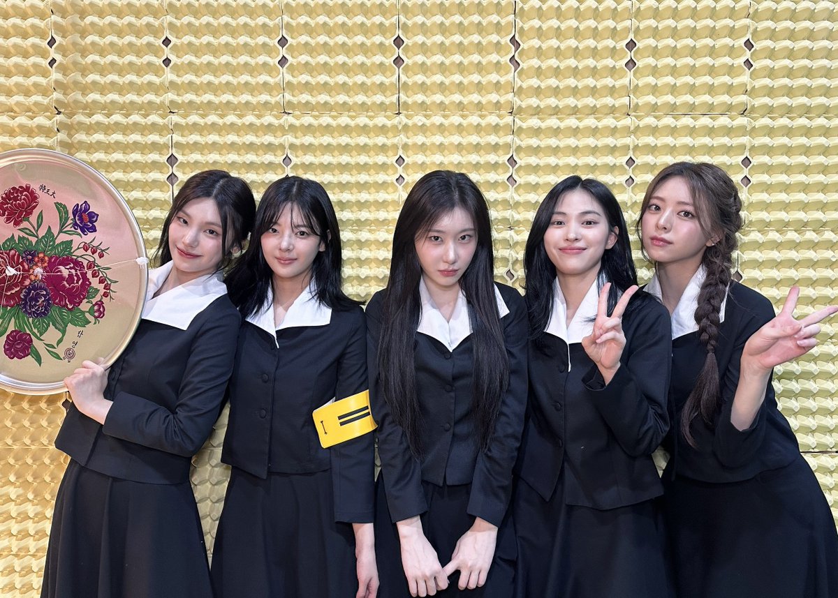 ITZYofficial's tweet photo. 쟁반 내려 쟁반 올려 쟁반 내리지 말고 올려
쟁반 올리지 말고 내려 쟁반 올려 쟁반 내려

오늘 오후 6시 ITZY의 ✨쟁반놀이방✨ 으로 초대합니다 🎤

#ITZY #MIDZY @ITZYofficial
#ITZZZ #ITㅋㅋㅋ https://t.co/zc8Uy0THN9