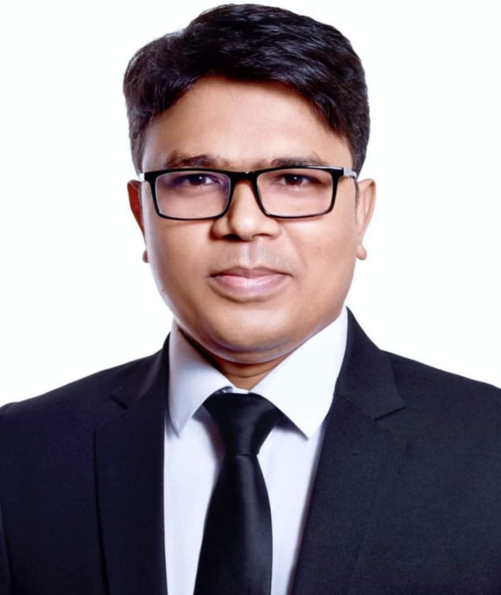 Bongomitro's tweet photo. ইনি অ্যাডভোকেট মাহতাব। চিন্ময় এর মামলা শুনানী করেছে। জয়  লশ্রীরাম স্লোাগান, হর কর মহাদেব স্লোগান দিছে৷ অ্যাডভোকেট সাইফুল হত্যার দায় সে এড়াতে পারে না৷ কি মনে করেন আপনারা? https://t.co/AAFwnZgc95