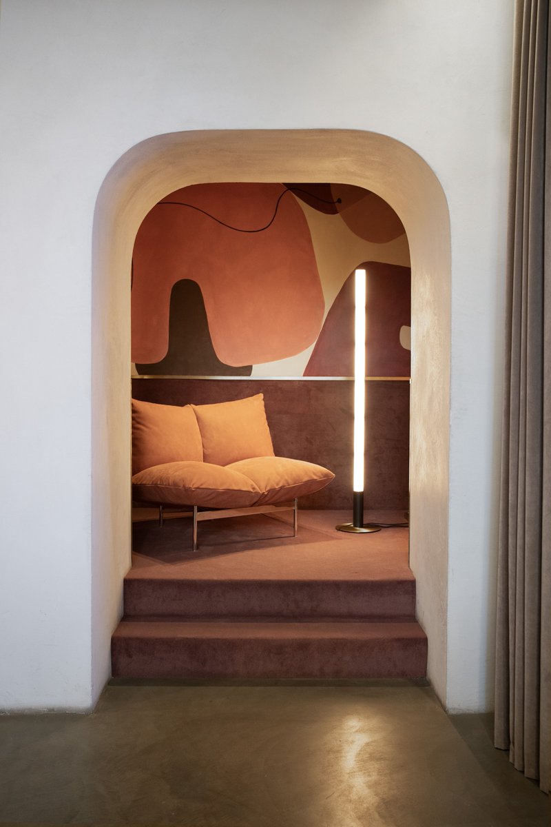 baxter_japan's tweet photo. Armchair：PILLOW
Design：Hannes Peer

花びらのように優雅に広がる、
ボリューム感たっぷりの
クッションが魅力のアームチェア。

デザインは、Renzo PianoとRichard George Rogersが手掛けたポンピドゥー・センターの建築美を彷彿とさせます。

Baxter Tokyoにて皆さまをお待ちしております。 https://t.co/fFWjeBLHS0