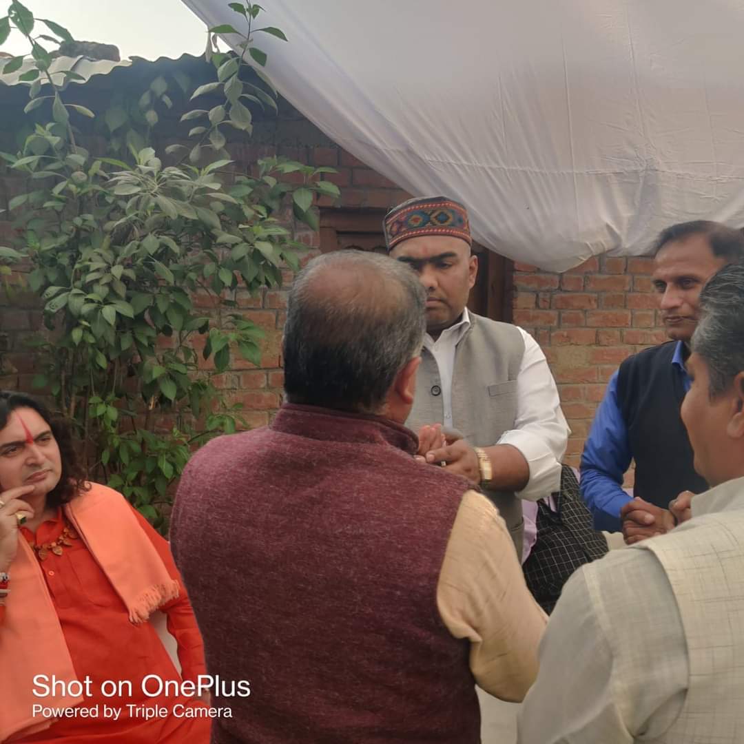 ManojSamtharBJP's tweet image. राष्ट्रीय स्वयंसेवक संघ के पूर्व प्रचारक, भाजपा राजस्थान के पूर्व संगठन महामंत्री, वर्तमान में तेलंगाना के संगठन महामंत्री मा.चंद्रशेखर जी भाई साहब की पूज्य माता स्व. श्रीमती जयंती देवी जी के निधन पर उनके आवास ग्राम-महुआ जिला बांदा पहुँच कर श्रद्धासुमन अर्पित किऐ।

#BJP #BJP4UP