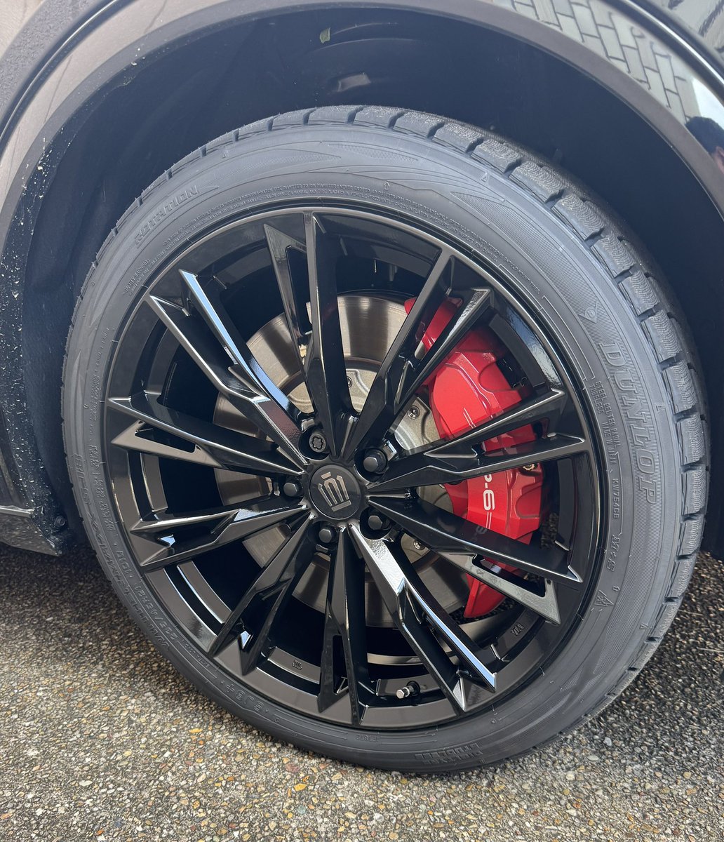 tscom23's tweet photo. 師走が近づいてきましたがポカポカ陽気です☀️冬支度のためスタッドレスタイヤに交換してきました🛞
RS用のホイールはツヤのあるピカピカ✨仕様にしました、王冠マークのホイールキャプまで付いてます☺️ https://t.co/zaofMgcAan