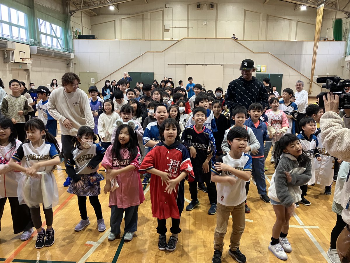 田宮裕涼 選手と #水谷瞬 選手は、 続いて池田小学校を訪問‼️ 児童が