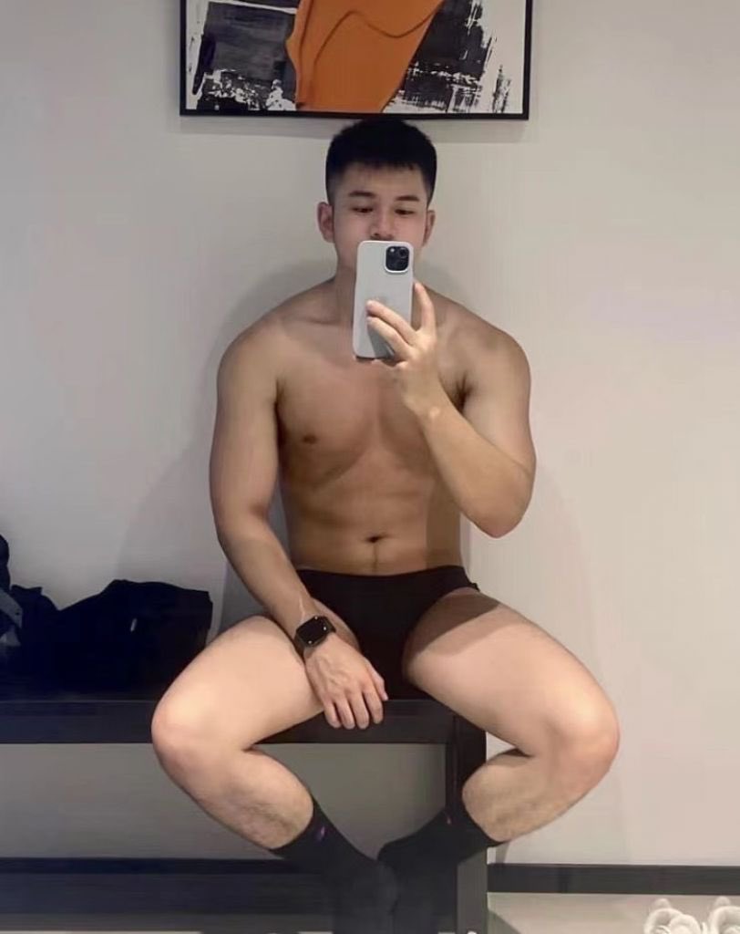 广州

极品肉壮
长相可爱
床上凶猛
满满的安全感

Position : Vers/Top
Age : 28
Height : 183
Weight : 83
Size : 16