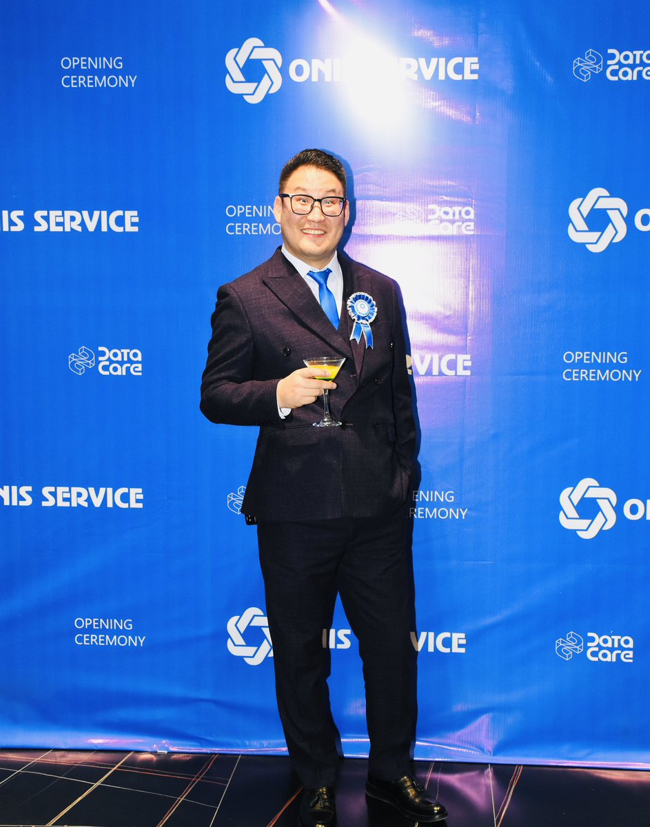 Зурагчин:
- Миний дүү инээсэн чигээрээ нүдээ том болгох арга байна уу? 
Би:
- За! 😅