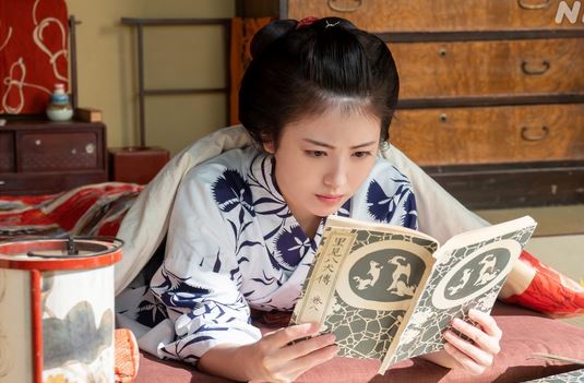 ebinenco's tweet image. 昨日、映画　＃八犬伝　を
近所のシネコンで見てきた。
映画を見ながら思い出したのは、
昨年、放送されていた朝ドラ　＃らんまん で
#浜辺美波 が演じるヒロインの寿恵子が
夢中になって読んでいたのが
滝沢馬琴作の「里見八犬伝」だった。
「馬琴先生天才すぎるぅ！」
みたいなセリフがあったね。