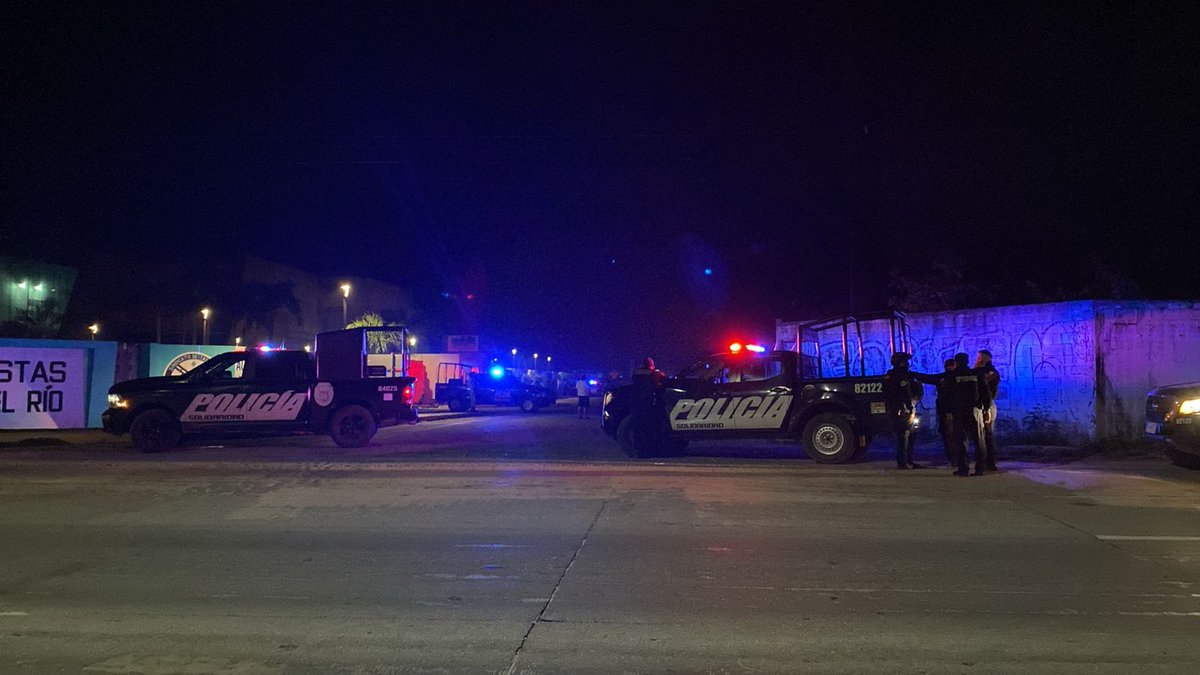 Noticaribe's tweet image. #PRELIMINAR | OPERATIVO EN EL SINDICATO DE TAXISTAS DE PLAYA: Reportan fuerte movilización policial en gremio de Solidaridad a unas semanas del cateo en sede sindical de Cancún noticaribe.com.mx/2024/11/27/ope…