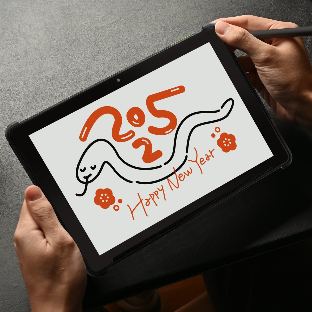 OrbicJapan's tweet photo. Orbic TAB10R  4Gのスタイラスペンを使って、デジタル年賀状を描いてみませんか？🎍2025年は、巳（へび）年です。🐍   製品の詳細はこちら👉https://t.co/k9VEft59x5 #orbic #TAB10R https://t.co/dkZCJOO4fa