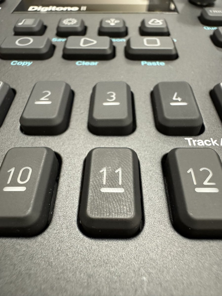 hondakiyoshi's tweet image. こういうボタンについた指紋（皮脂）とか加水分解にわるいんでしょうか？前のベタベタになったからなー気になる。 #digitone