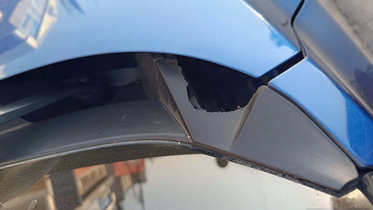 kunald121's tweet photo. Do not purchase any @renaultgroup @Renault_Japon @RenaultKsa @RenaultIndia car ! This is what they do to your car and put the blame on you ! https://t.co/pr2LpAf3JB