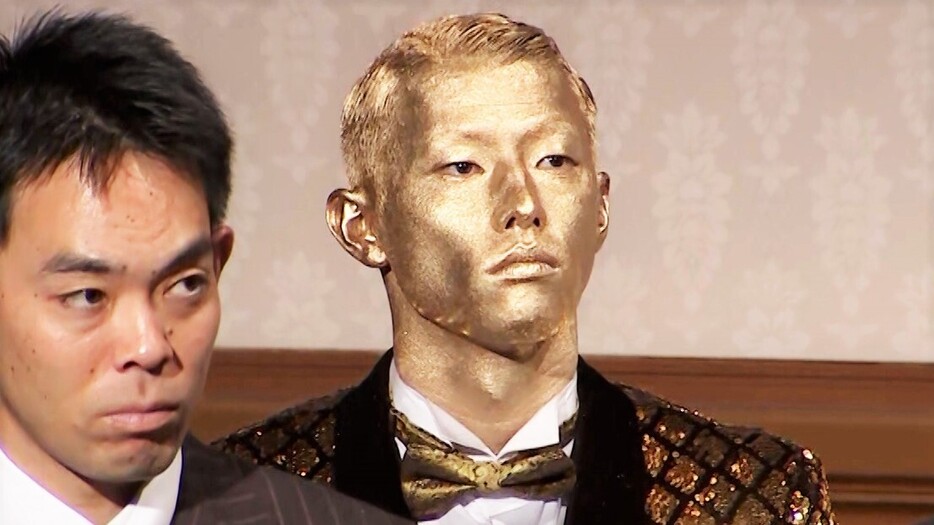gnomotoke's tweet photo. 楽天・辰己涼介、今度は“全身ゴールド”で登場　髪の毛と顔も金塗り、スーツはスパンコールのタキシード【ゴールデン・グラブ賞表彰式】 https://t.co/ePCMIrtto4

パ・リーグ外野手部門で4年連続4回目の受賞を果たした辰己涼介（27、楽天）が「全身ゴールド」で授賞式に出席した。 https://t.co/RYAupSQyih