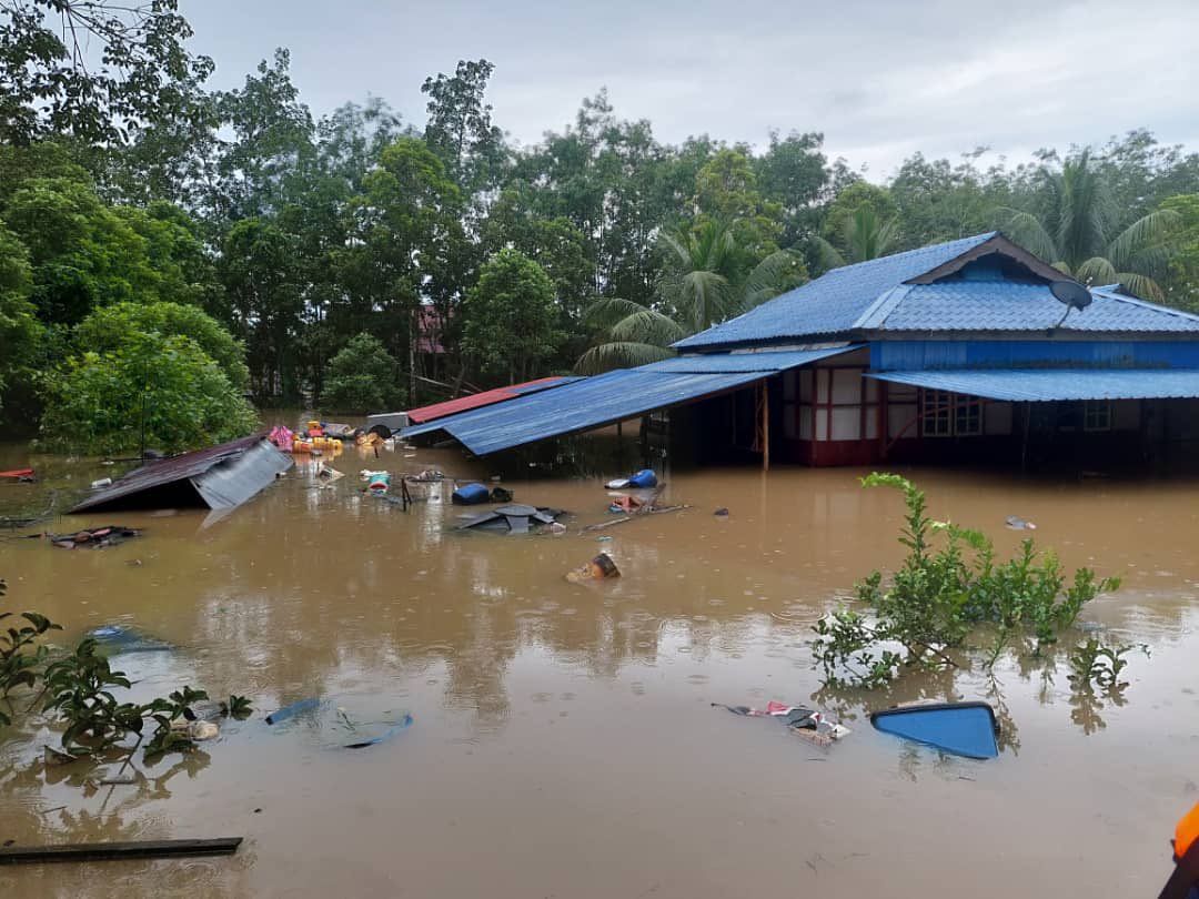 CheesusChrustuz's tweet photo. The help has arrived. Alhamdulillah alhamdulillah. But my heart broke to pieces. Beratnya ujian ni ya allah 😭😭😭 https://t.co/aVq3A6Q98e
