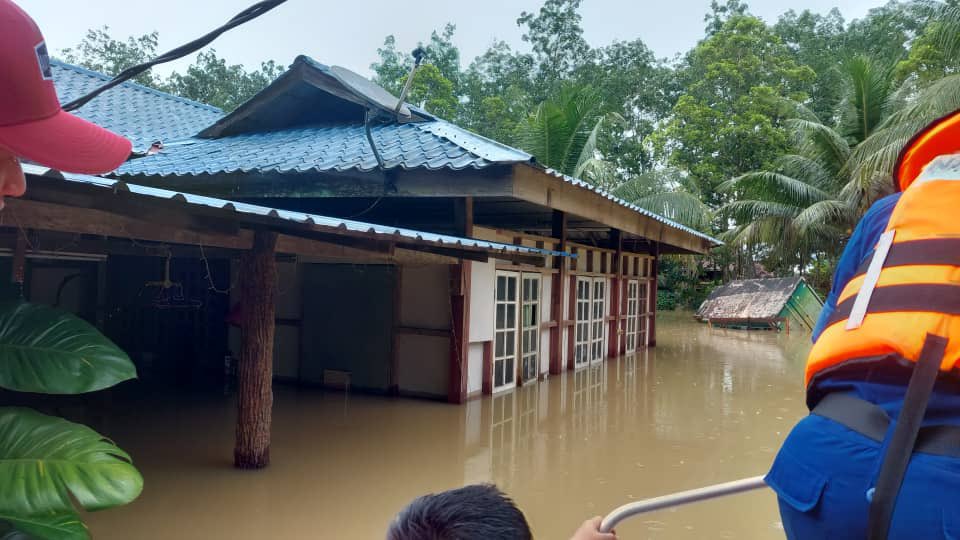 CheesusChrustuz's tweet photo. The help has arrived. Alhamdulillah alhamdulillah. But my heart broke to pieces. Beratnya ujian ni ya allah 😭😭😭 https://t.co/aVq3A6Q98e