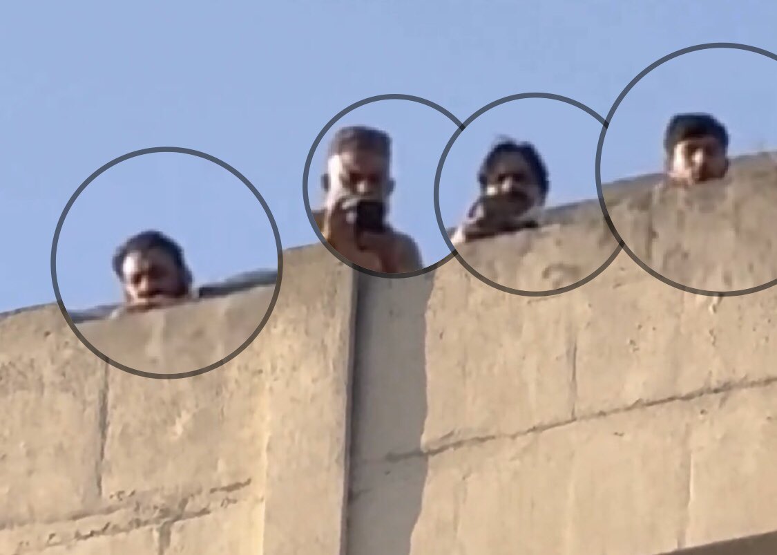 EPropoganda1's tweet photo. 4 لاکھ سے زائد دیکھے جانے والی جس وڈیو میں دعوی کیا جارہا ہے کہ اسنائپرز چھتوں پر بٹھا کر مظاہرین پر اوپر سے گولیاں چلائی گئیں جبکہ اس وڈیو میں جن کو اسنائپرز بتایا جارہا ہے ان میں عام سویلین شہری بزرگ موبائل فون سے احتجاج ہنگاموں کی عموما وڈیوز بناتے ہوئے دکھائی دے رہے ہیں جو کہ ہر جگہ پر ایک روٹین معاملہ ہوتا ہے جہاں کوئی ایسی صورتحال پیدا ہو تو لوگ تماش بینی کر کے کیمروں سے وڈیوز بناتے ہیں