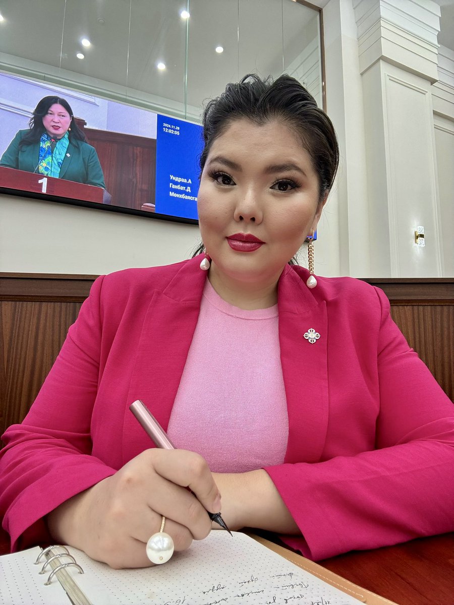 Ер нь шалдан нүцгэн гуя хас энгэр цээжээ учиргүй задгайлчихаагүй л бол ягаанаа өмсөнө үү ногооноо өмсөнө үү хүний эрхэнд бүү халдаж бай

Ягаан хувцастай хүнийг гахай гэж харж байгаа хүний тархи л эмгэгтэй юу гэхээс өмссөн нь хүн нь нохой гахай болчихгүй юм

Хүссэн өнгөөрөө ас🩷