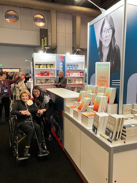 Il y a seulement un premier salon du livre... 1ère fois d'avoir un livre dans un kiosque en grande promotion, c'est un peu impressionnant. 1ère fois à rencontrer des géants du Québec, dont Jeannette. 1ère fois de co-habiter avec d'aussi grands noms. Quel privilège et honneur!