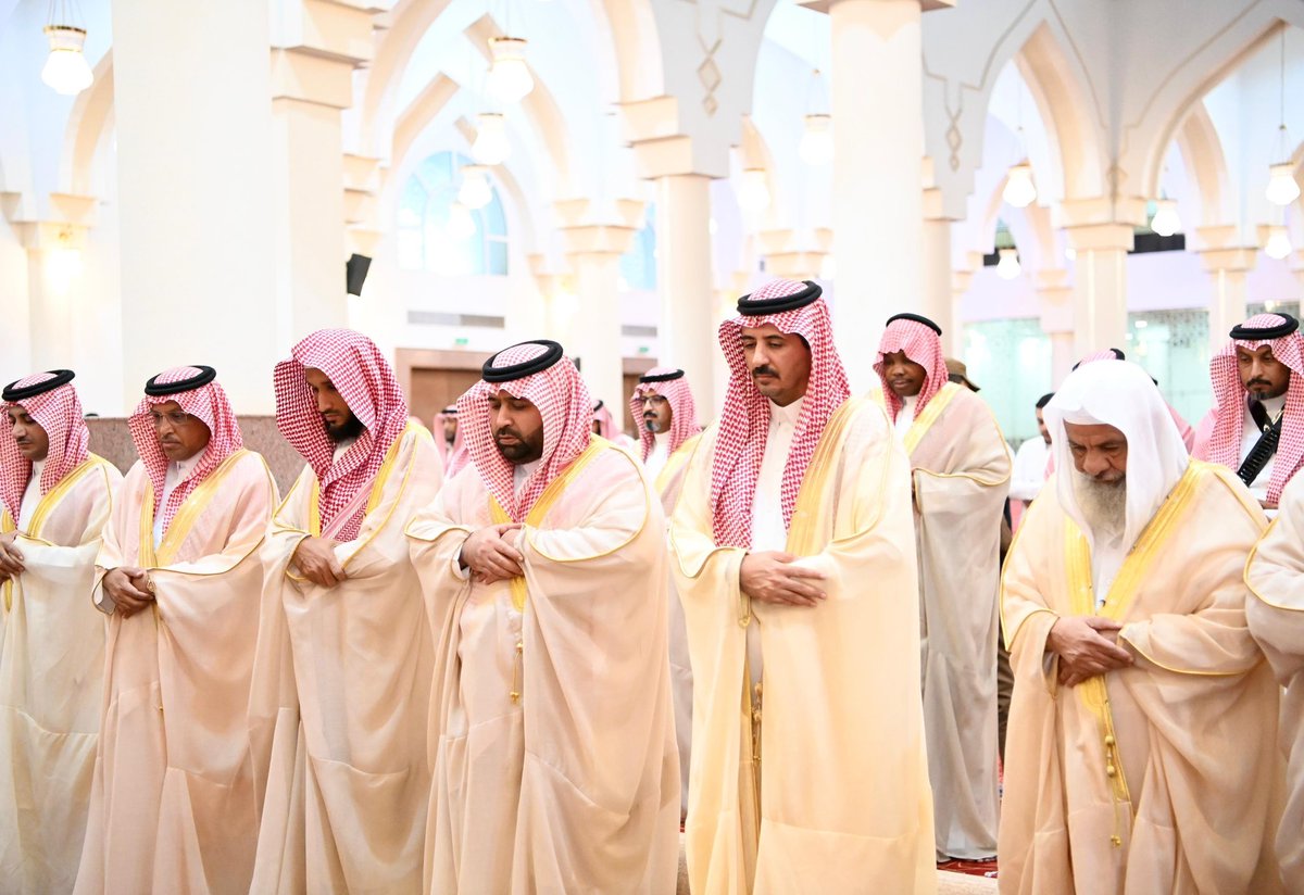 jazangov's tweet photo. سمو نائب أمير منطقة جازان
#محمد_بن_عبدالعزيز
يؤدي صلاة الاستسقاء مع جموع المُصلين بجامع خادم الحرمين الشريفين بمدينة #جيزان. https://t.co/w5DwMce2Gk