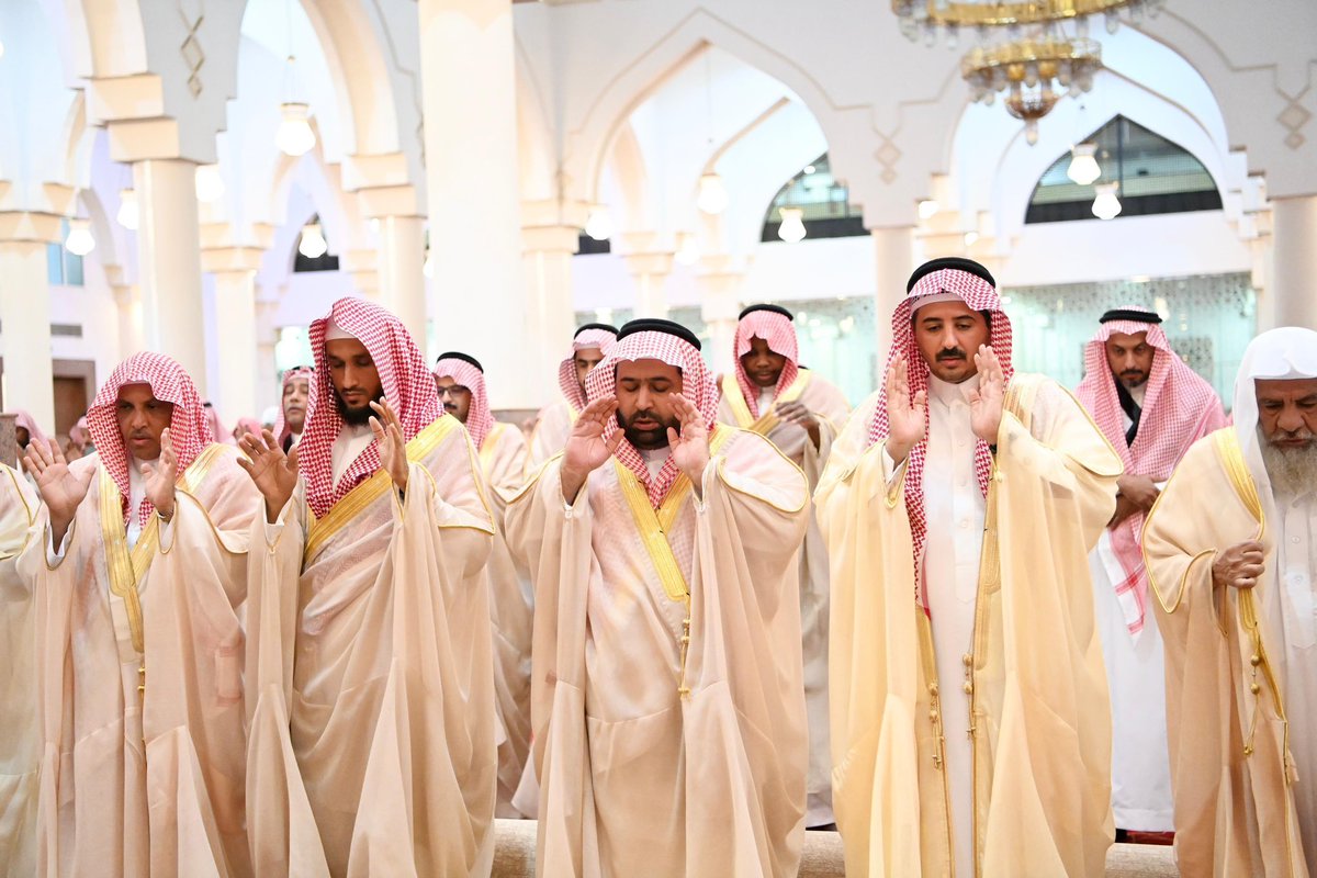 jazangov's tweet photo. سمو نائب أمير منطقة جازان
#محمد_بن_عبدالعزيز
يؤدي صلاة الاستسقاء مع جموع المُصلين بجامع خادم الحرمين الشريفين بمدينة #جيزان. https://t.co/w5DwMce2Gk