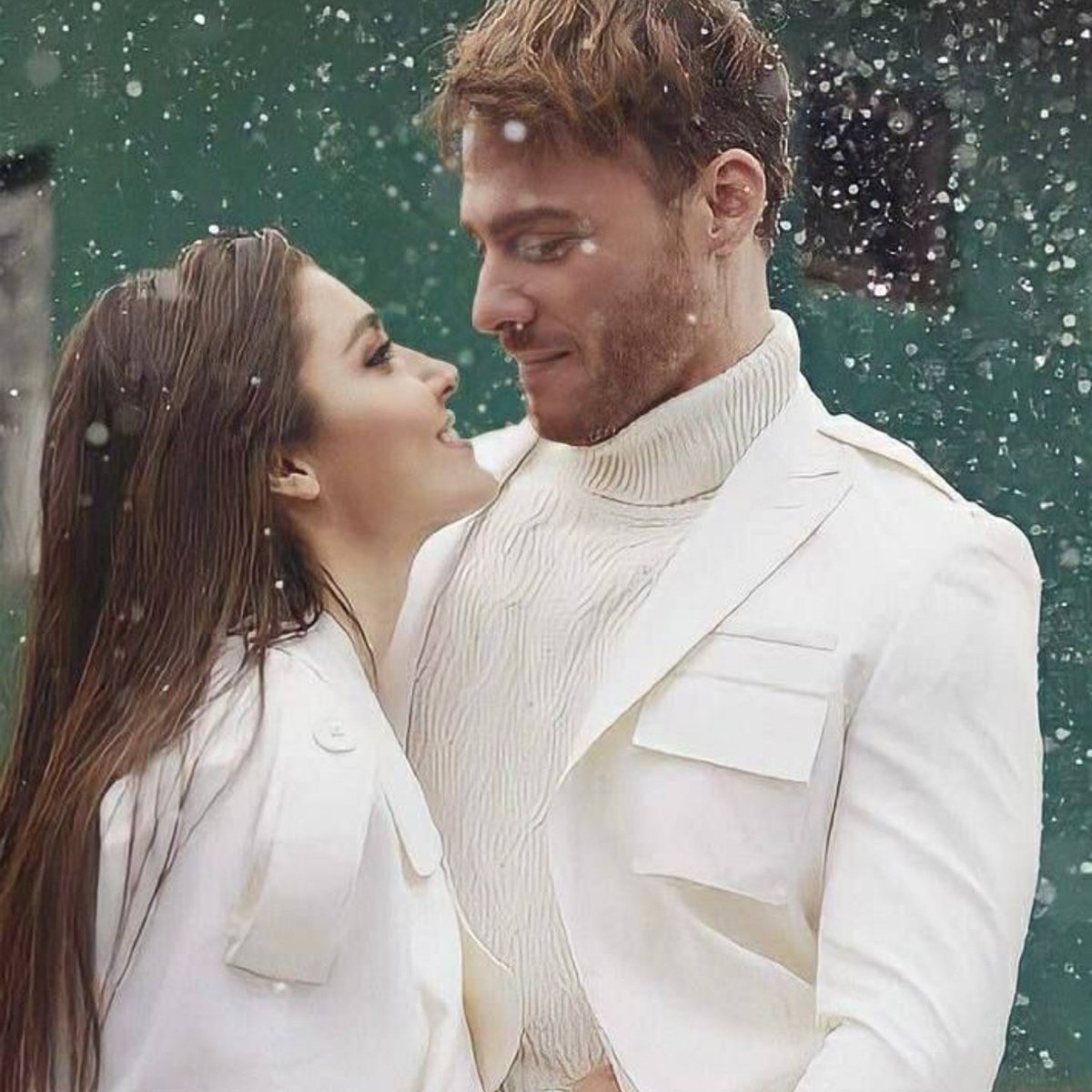 #جده_الان
في الشتاء تنتشر المعاطف والملابس الثقيلة إلا المشاعر تتجوّل عارية🥴