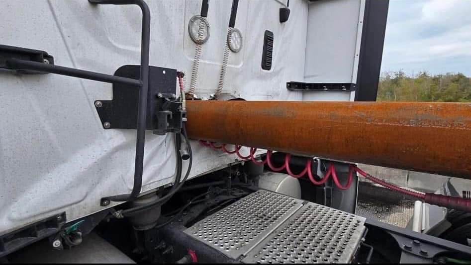 reef_cent's tweet photo. That flatbed trucking ain’t for the weak, it should be a standard to have those protective headboards so this don’t happen to drivers. https://t.co/3KaRmEPvjf
