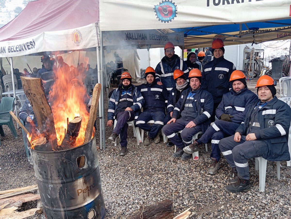 RecepYilmaz1984's tweet photo. @cemkucuk55 Günaydın Ankara Nallıhan Çayırhan Termik Santral işcileri ve maden işcileri varlık satışına hayır demek için kendilerini maden ocağına kapattı 9. Madenci Türküyedir #MadencilerHakArıyor
#MadenciDirenişi
 #ÖzelleştirmeyeHayır
#Çayırhan
#MadencininYanındayım 
#varlılksatısınahayır https://t.co/EKkFLVGSp0