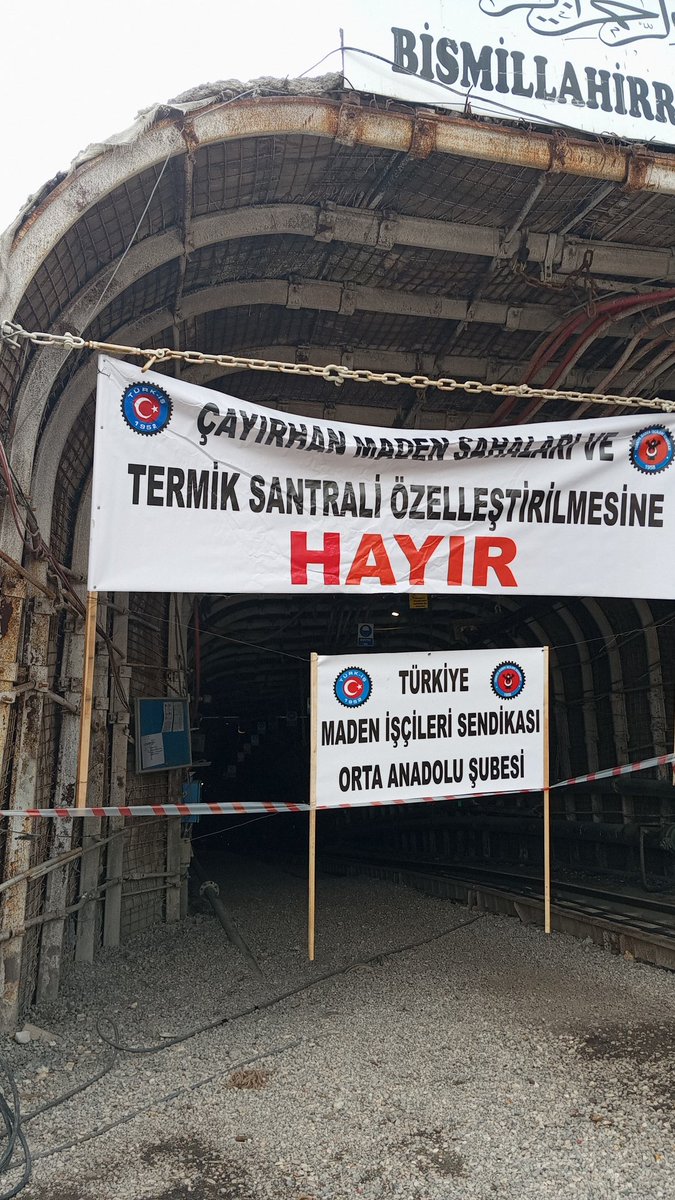 RecepYilmaz1984's tweet photo. @cemkucuk55 Günaydın Ankara Nallıhan Çayırhan Termik Santral işcileri ve maden işcileri varlık satışına hayır demek için kendilerini maden ocağına kapattı 9. Madenci Türküyedir #MadencilerHakArıyor
#MadenciDirenişi
 #ÖzelleştirmeyeHayır
#Çayırhan
#MadencininYanındayım 
#varlılksatısınahayır https://t.co/EKkFLVGSp0