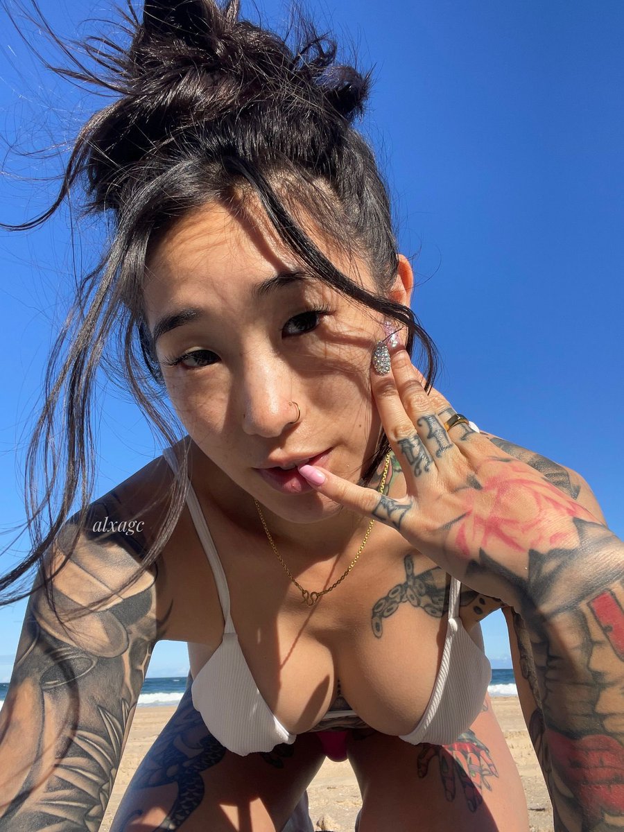 alxagc's tweet image. View 1 or 2? 🫣