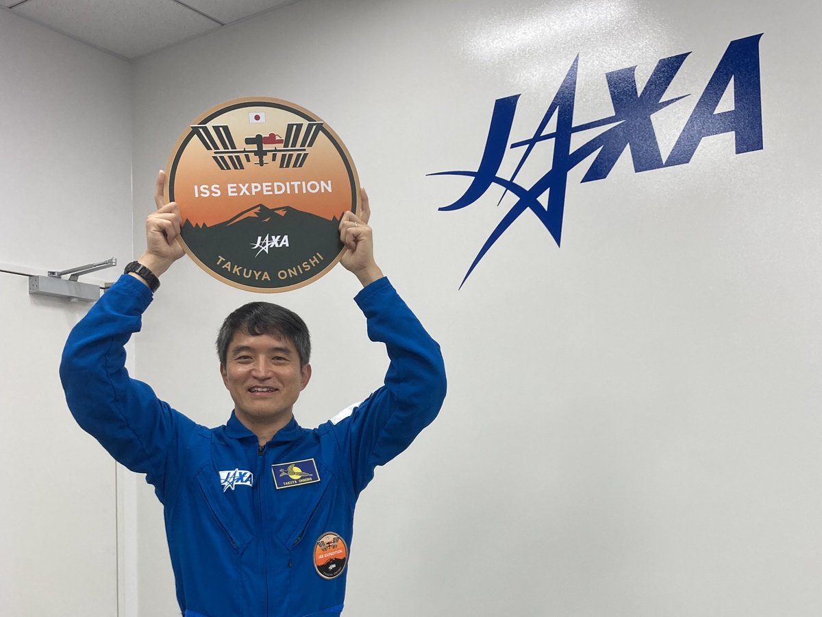 昨日は久しぶりに対面での記者会見を開かせていただき（たぶん前回帰還したとき依頼なので7年ぶり？)、インクリメントマネージャーの井上と共に、長期滞在ミッションの概要や実験紹介、準備状況や抱負などお話しさせていただきました。
今回のミッションロゴはオレンジ色ベースです。筑波山とISS。