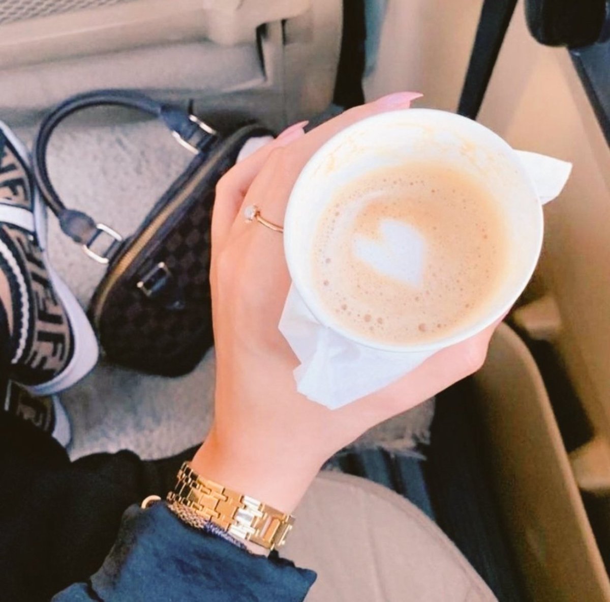 7:32 صباحاً
القهوة تناديني 

بسيطه يانا ناعمه فاتنه مثيره مفخخه ملغمه ك حرف الراء ب اسمي تروق لي لأجواء الحلوه ، وتسعدني  رائحة القهوة ☕️ مع زقزقه العصافير 😊✋💃🏻