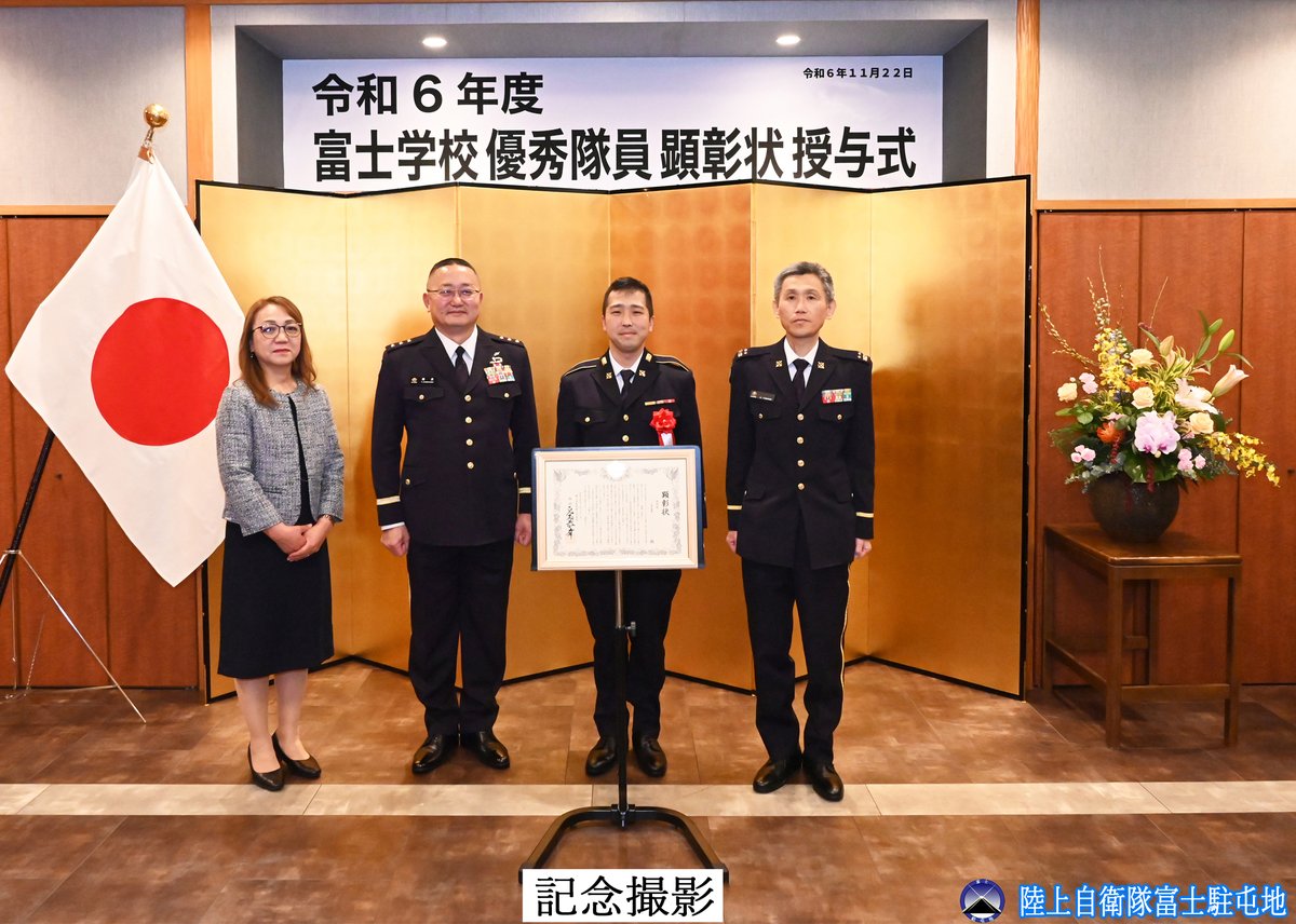 永年にわたり、特に校務等の運営に貢献した隊員10名は、富士学校長