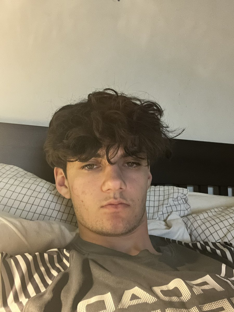 Need someone to fart deep up my nose and make me smell it😏😏😏
Sharts are also welcome💩💨😩