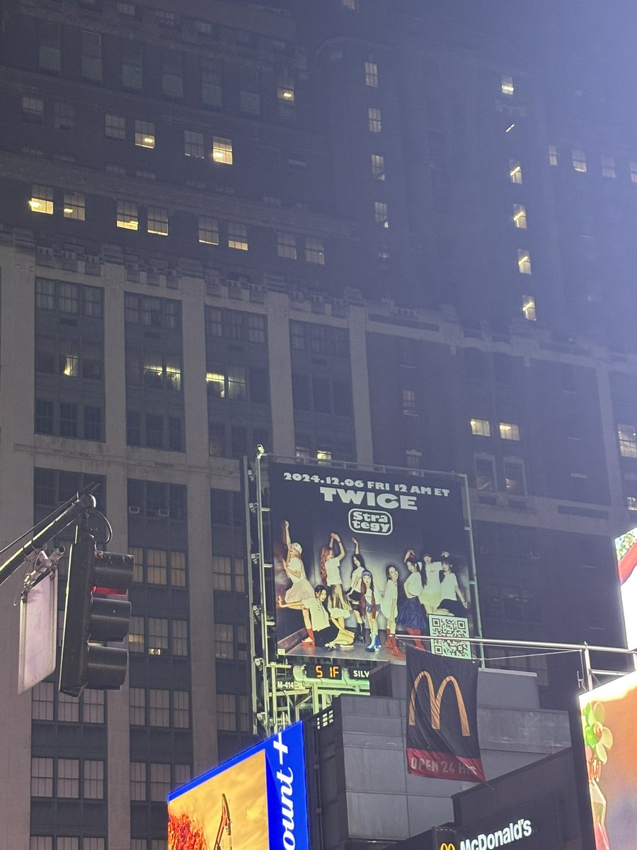 taking a vacation rn at nyc and spotted <a href="/JYPETWICE/">TWICE</a> by 7th ave! so excited for the comeback 🫶🏼