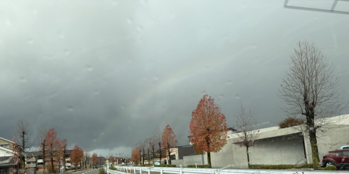cr_eguchi's tweet photo. 現場の移動中、空に虹がかかってました🌈
外にいると風の冷たさにやられます🥶
みなさん暖かくしてお過ごしください https://t.co/FoshDpXW1l