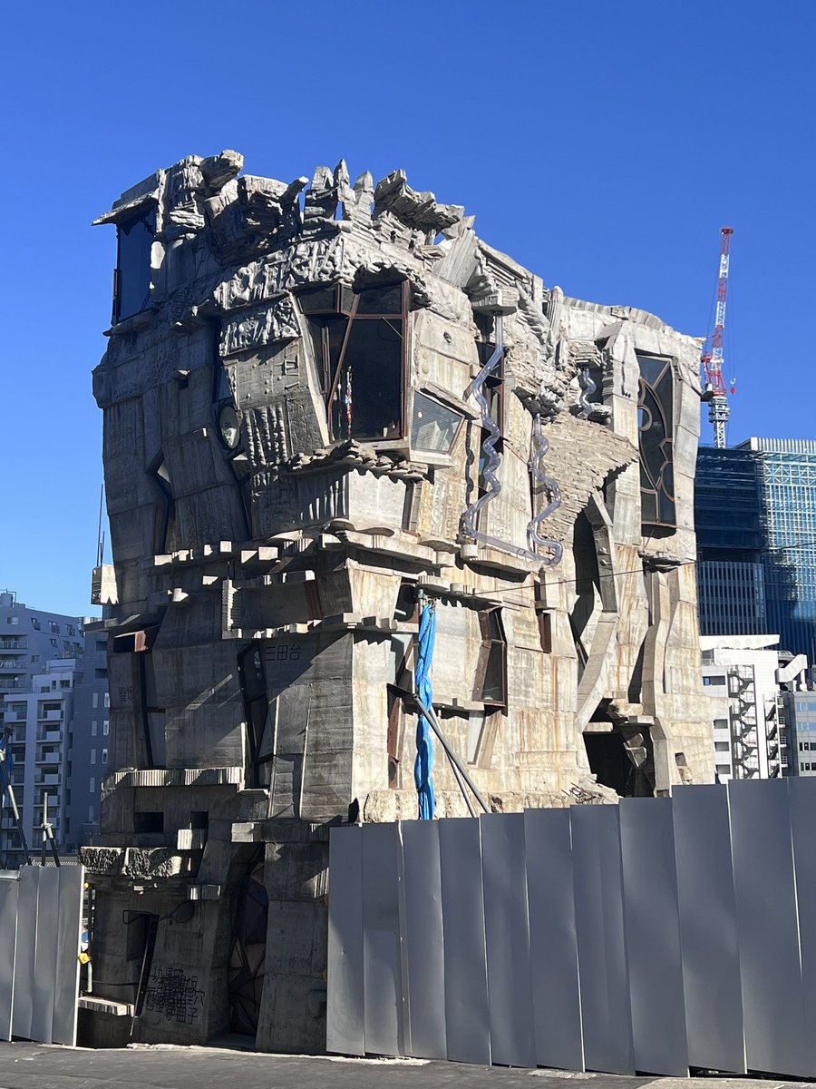 toshi_hassy's tweet photo. ランチついでに、ずっと見に行こうと思っていた「蟻鱒鳶ル(アリマストンビル)」を見学。

建築家の岡啓輔 さんがセルフビルドで20年間作り続け、今年中には竣工予定のハズだけど、これは完成したのかな？🤔笑 https://t.co/VqU4Ygb4UG