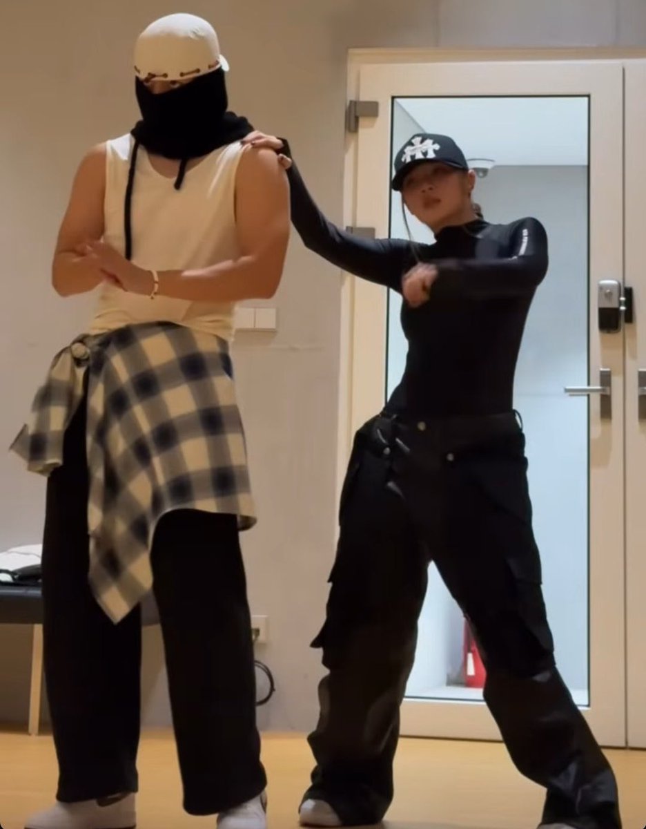 Taehyungimpact's tweet photo. HELLOOO?!?! KIM TAEHYUNG WITH DANCER LEE JUNG https://t.co/8JpS2ASmoW
