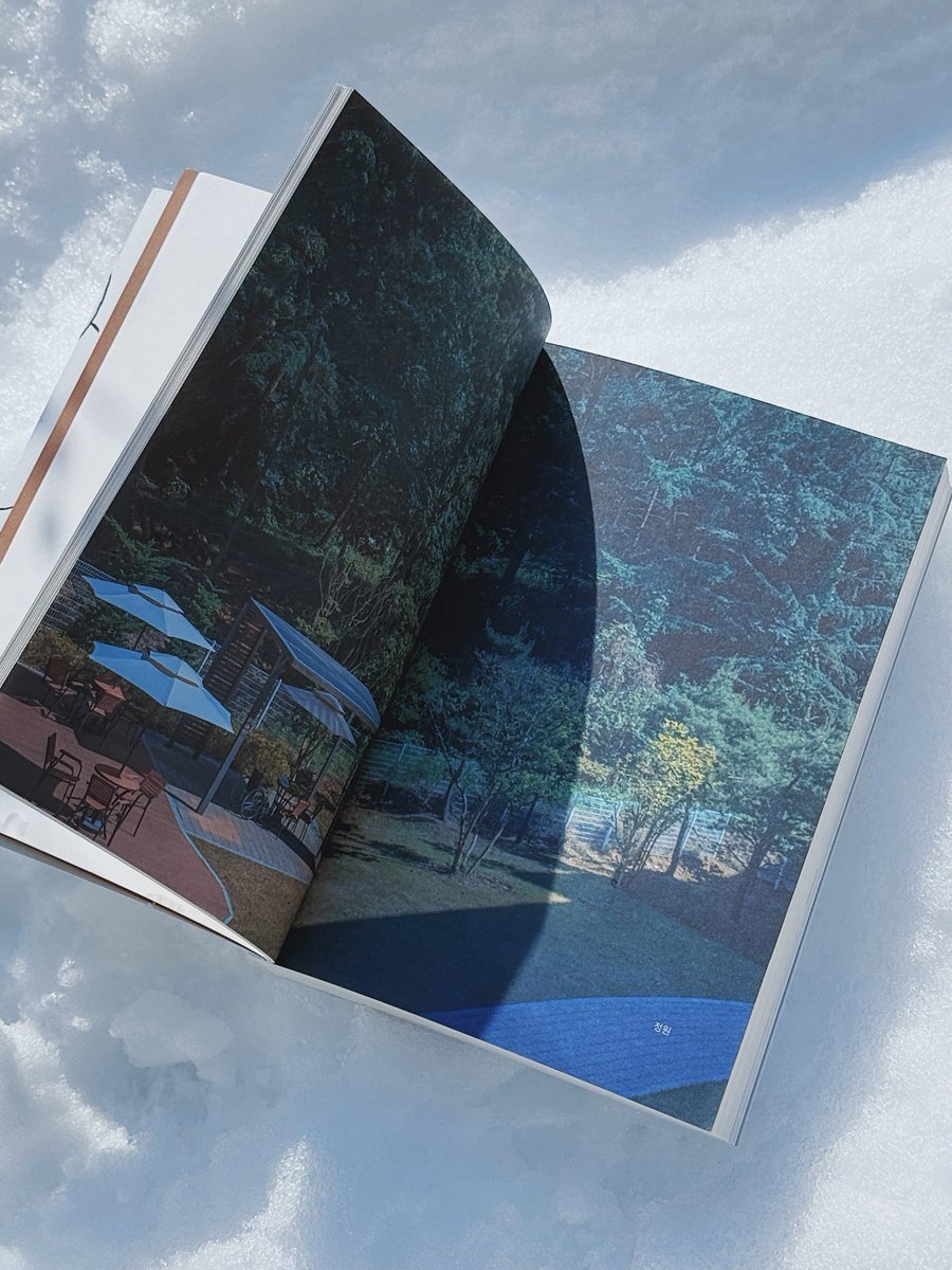 <나는 평온하게 죽고 싶습니다> 도서의 사진을 작업했어요.
단순히 기술적인 담론이 아닌 사람은 누구나 죽지만 죽음마저도 내 삶의 서사라는 것. 그 서사의 완결에 대한 담론이에요. 
작업을 위해 대담의 초안을 봤을 때부터 깊은 울림을 받았고, 일부나마 도움을 드릴 수 있어 영광이었습니다.