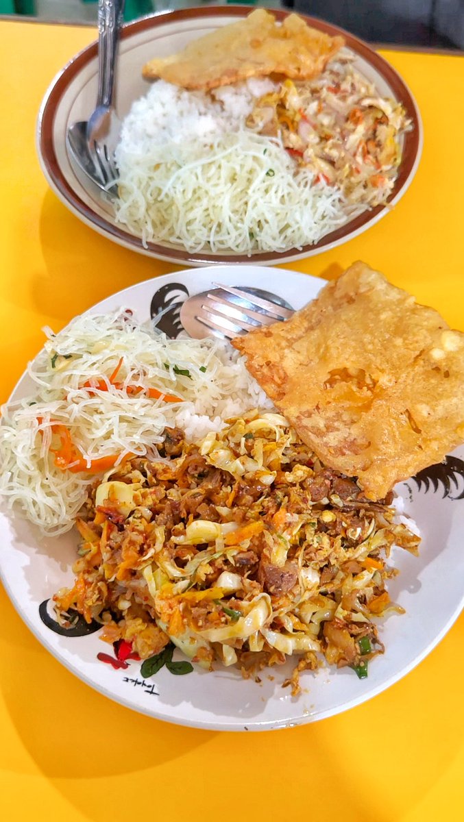 masclink_'s tweet photo. Warmindo disini beda, kalo kesini cobain nasi ayam balinya, itu enak dan gak ada di warmindo pada umumnya. Apalagi sambal yg di meja. Menu2 ini cuma ada di burjo ini aja. Burjo motekar namanya, ada banyak di Jogja dan luar kota. Kalo ini masclink di belakang upn jogja. https://t.co/2si5nWOBo2