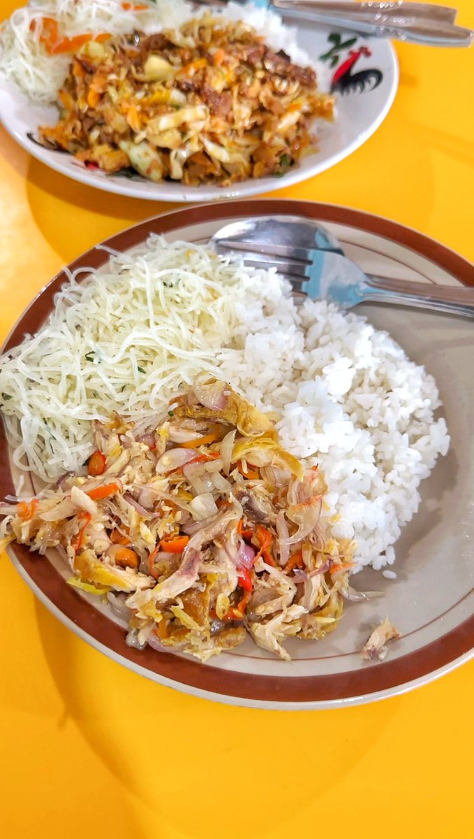 masclink_'s tweet photo. Warmindo disini beda, kalo kesini cobain nasi ayam balinya, itu enak dan gak ada di warmindo pada umumnya. Apalagi sambal yg di meja. Menu2 ini cuma ada di burjo ini aja. Burjo motekar namanya, ada banyak di Jogja dan luar kota. Kalo ini masclink di belakang upn jogja. https://t.co/2si5nWOBo2