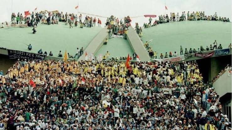 Suluh98 (@_haris_srg) on Twitter photo Izinkan kami marah suatu saat nanti seperti 1998 Pak <a href="/prabowo/">Prabowo Subianto</a>, bila bapak tak mampu dan tak berdaya memperbaiki bangsa ini dari kerusakan2 yg dibuat Mulyono-Fufufafa. Kami sudah cukup sabar 10th ini dan kini kami sudah muak! Sudah saatnya disudahi. Bapak tahu dan bpk diam. Izinkan kami marah suatu saat nanti seperti 1998 Pak <a href="/prabowo/">Prabowo Subianto</a>, bila bapak tak mampu dan tak berdaya memperbaiki bangsa ini dari kerusakan2 yg dibuat Mulyono-Fufufafa. Kami sudah cukup sabar 10th ini dan kini kami sudah muak! Sudah saatnya disudahi. Bapak tahu dan bpk diam.